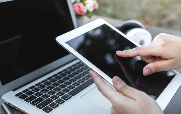 pessoa-pressionando-a-tela-de-um-tablet-com-um-fundo-laptop_1232-1084.jpg